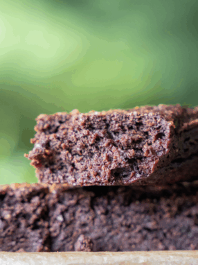 Zbliżenie na kawałek czekoladowego brownie