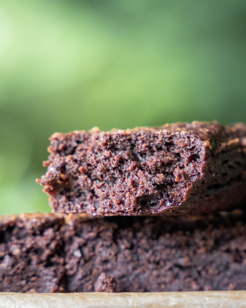 Zbliżenie na kawałek czekoladowego brownie