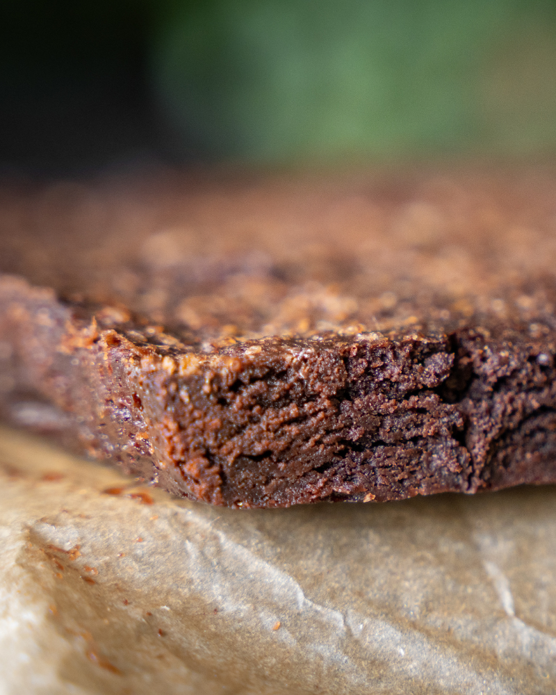 brownie z chrupiącą skórką i wilgotnym środkiem na papierze do pieczenia