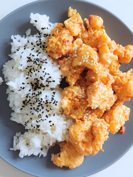 kalafior w cieście z ryżem na talerzu