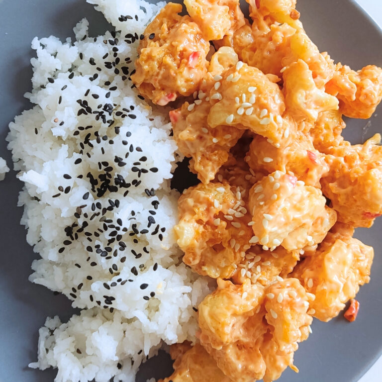 kalafior w cieście z ryżem na talerzu