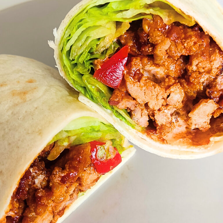 tortille przeciete na pół, mięso, sałąta i pomidor