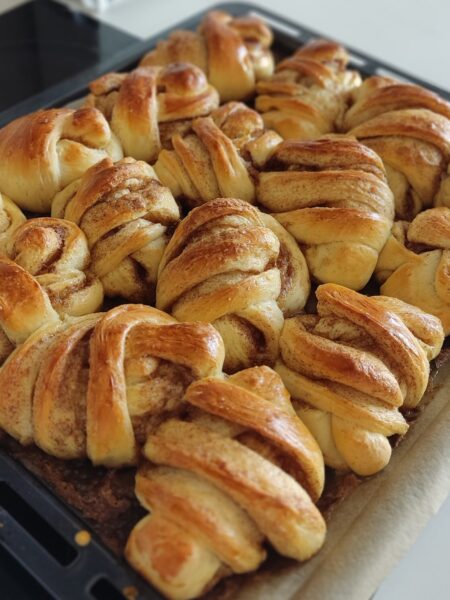 supełki cynamonowe upieczone, na blaszce