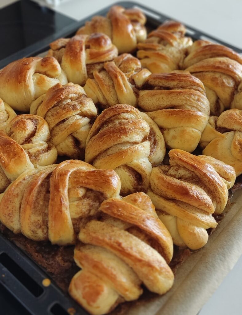 supełki cynamonowe upieczone, na blaszce