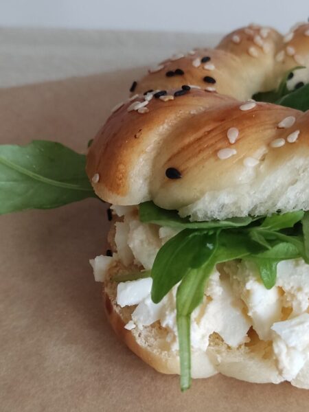 bajgiel z pasta jajeczną i rukolą