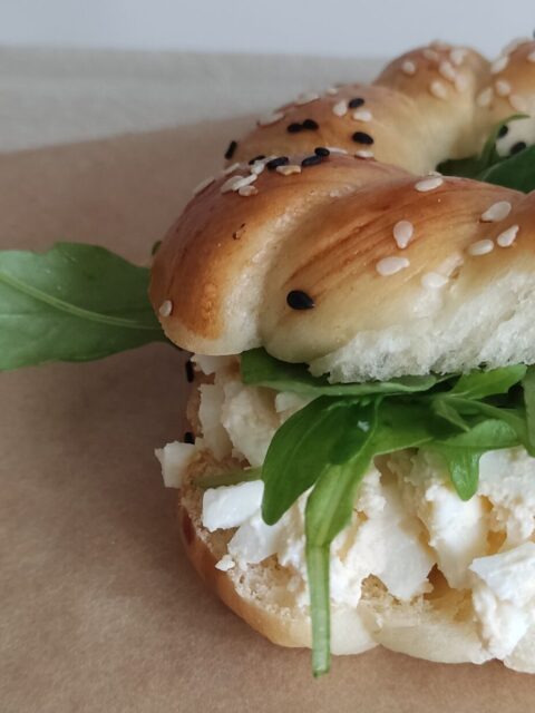 bajgiel z pasta jajeczną i rukolą