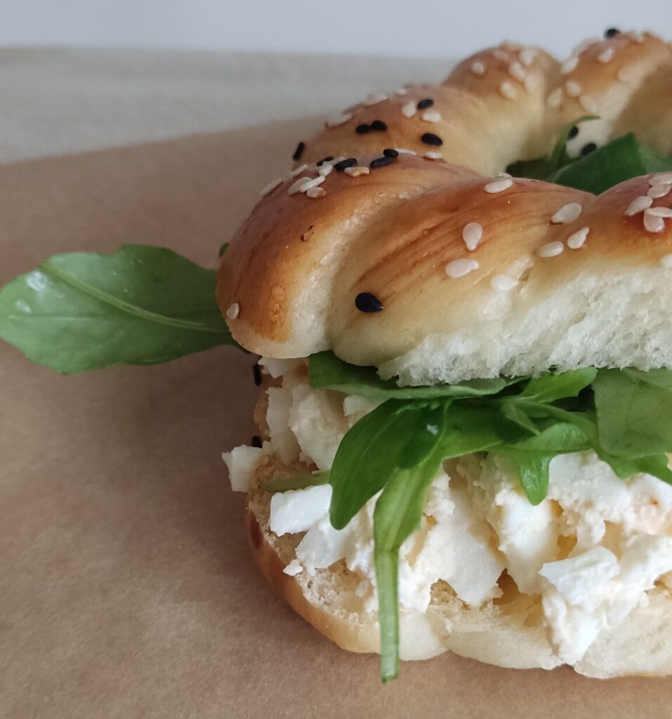 bajgiel z pasta jajeczną i rukolą