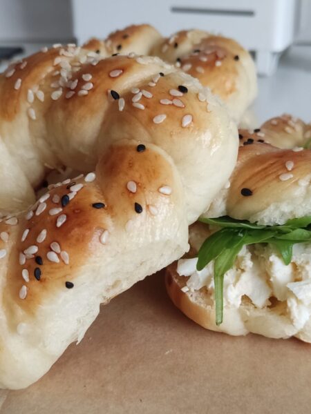 Bajgiel w kuchni, jeden suchy drugi z pasta jajeczną i rukolą