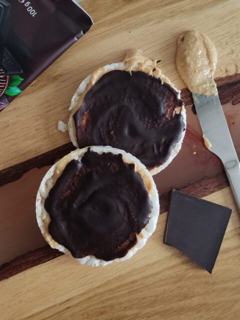 nutki, wafle ryżowe z masłem orzechowym i czekoladą