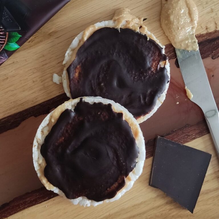 nutki, wafle ryżowe z masłem orzechowym i czekoladą