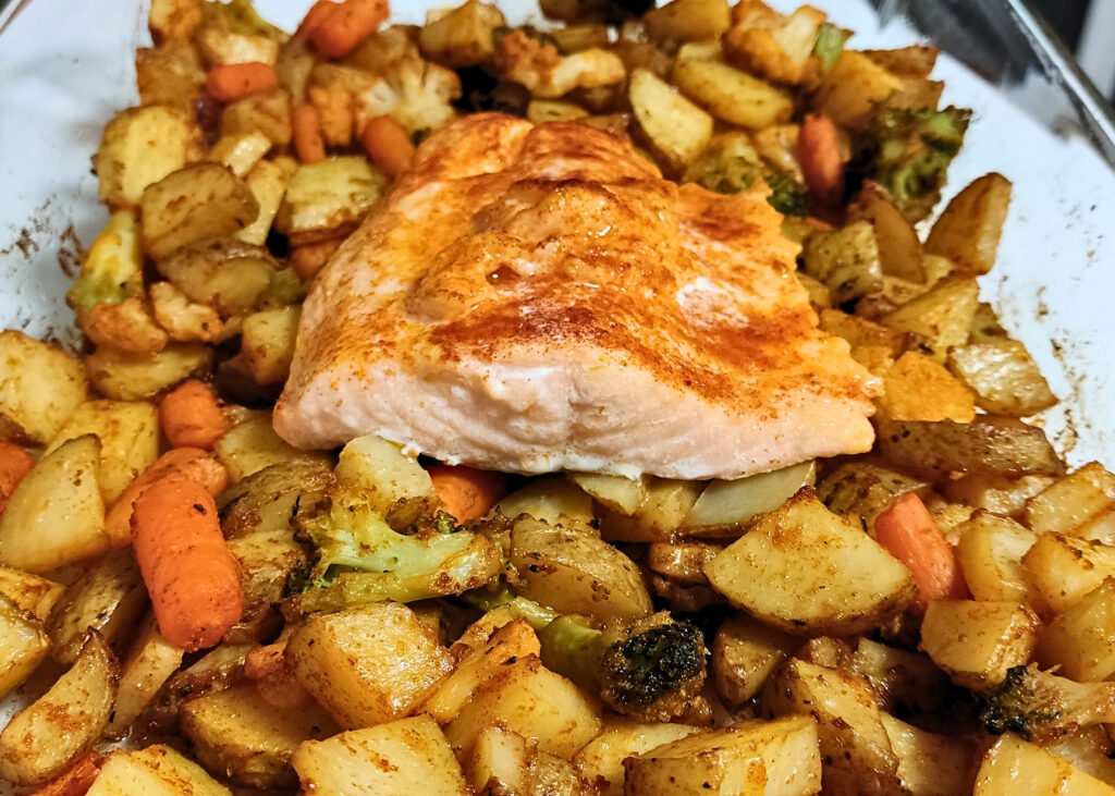 jednoblaszkowy łosoś z ziemniakami i warzywami