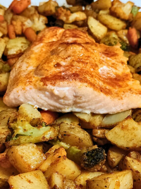 jednoblaszkowy łosoś z ziemniakami i warzywami