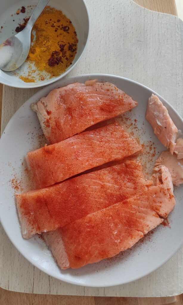 surowy łosoś z przyprawami