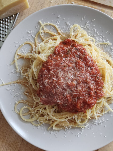 Spaghetti bolognese – klasyczny przepis krok po kroku (soczyste ragù)