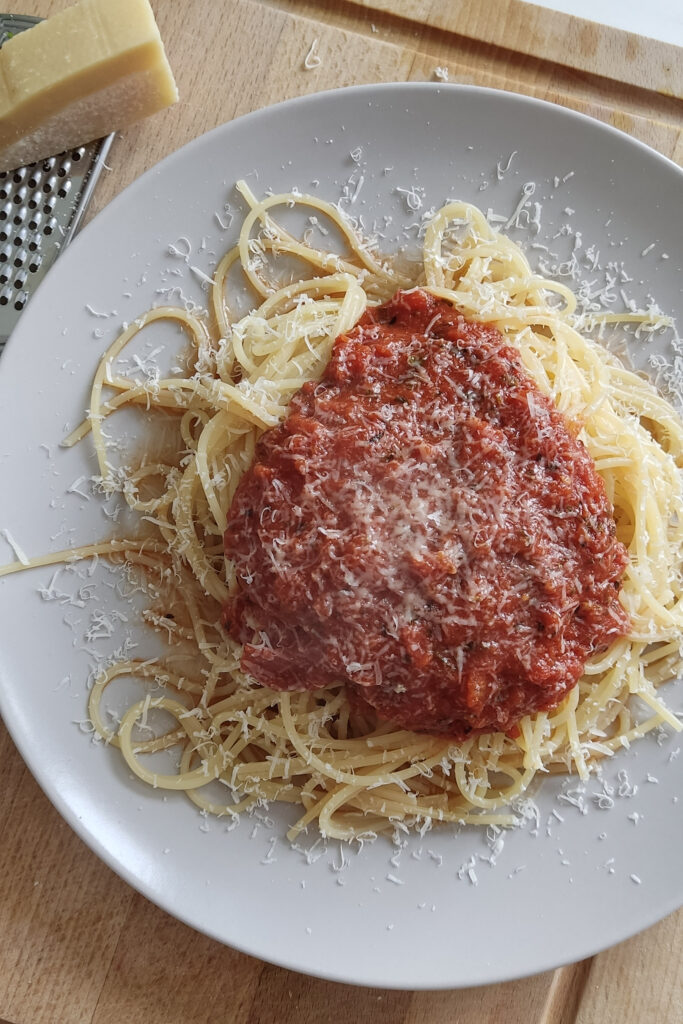 Spaghetti bolognese – klasyczny przepis krok po kroku (soczyste ragù)