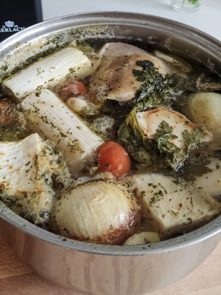 gotujący się rosołek w garnku