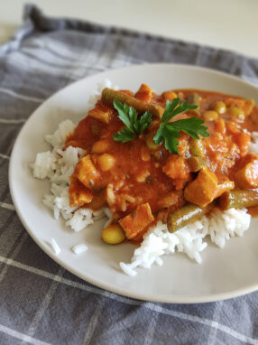 Ekspresowe curry jednogarnkowe z kurczakiem, soczewicą, szpinakiem i mleczkiem kokosowym podane z ryżem