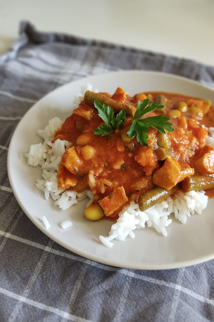 Ekspresowe curry jednogarnkowe z kurczakiem, soczewicą, szpinakiem i mleczkiem kokosowym podane z ryżem