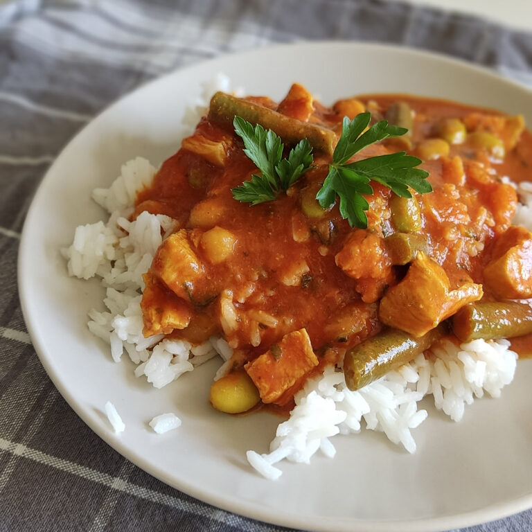 Ekspresowe curry jednogarnkowe z kurczakiem, soczewicą, szpinakiem i mleczkiem kokosowym podane z ryżem