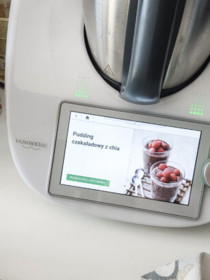Thermomix z przepisem na pudding czekoladowy z chia wyświetlonym na ekranie Cookidoo.