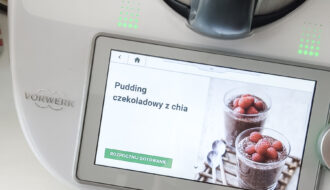 Thermomix z przepisem na pudding czekoladowy z chia wyświetlonym na ekranie Cookidoo.