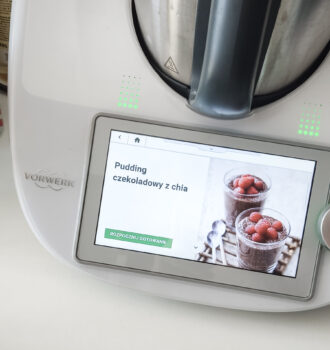 Thermomix z przepisem na pudding czekoladowy z chia wyświetlonym na ekranie Cookidoo.