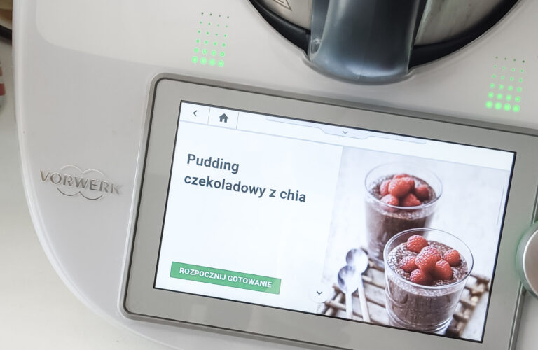 Thermomix z przepisem na pudding czekoladowy z chia wyświetlonym na ekranie Cookidoo.