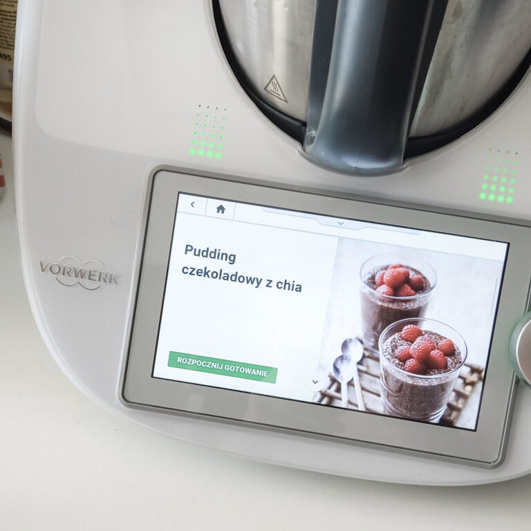 Thermomix z przepisem na pudding czekoladowy z chia wyświetlonym na ekranie Cookidoo.